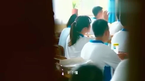 在桌子上做的师生恋h听说班主任和高三A班的语文课代表不清不楚经常一起出入学校后门的小树林